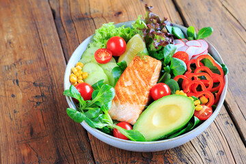 Lowcarb Mahlzeit mit Lachs ,Avocado und Salat