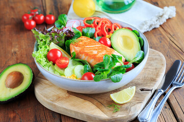 Salat tmit gebratenem Lachs