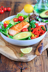 Salat  mit Lachs und Avocado
