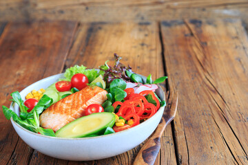 Gesunde Salat-Bowl mit rlachs und Avocado 