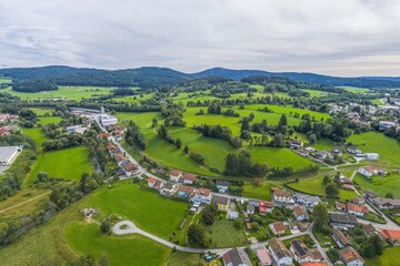 Obraz premium Die Glasstadt Zwiesel am Regen in Niederbayern aus der Vogelperspektive