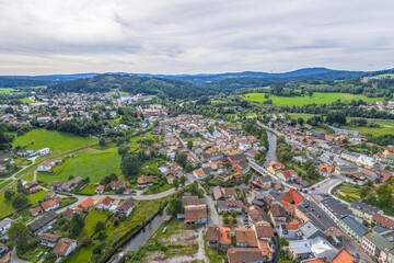 Obraz premium Ausblick von oben auf den Luftkurort Zwiesel im Kreis Regen im Bayerischen Wald