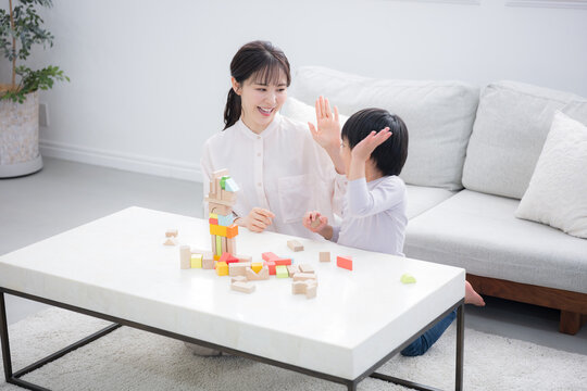 積み木や知育をお母さんと一緒に成功するハイタッチする幼児　非認知能力を育むやり抜く力　俯瞰の広角