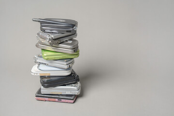 時代遅れの携帯電話の山