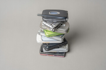 時代遅れの携帯電話の山