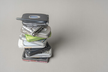 時代遅れの携帯電話の山