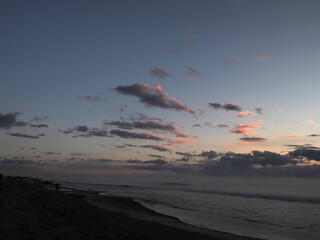 夜明け前の大津海岸の海
