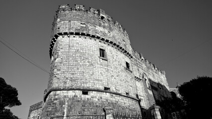 Italia in bianco e nero.Castello Dentice e borgo di Carovigno. Brindisi. Puglia, Italia