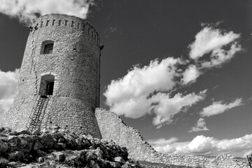 Italia in bianco e nero.Castello di Bominaco.Abruzzo, Italia