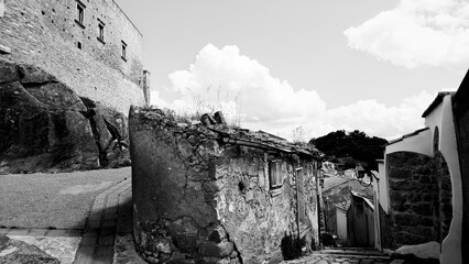 Italia in bianco e nero.Castello e borgo di Monteverde Irpino, Campania.Italia