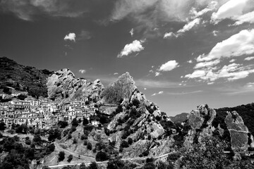Italia in bianco e nero.Il borgo di Castelmezzano sospeso a mezza costa nello spettacolare scenario delle Dolomiti Lucane,Potenza,Basilicata,Italia