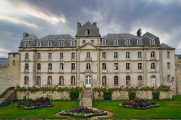 The Ch&acirc;teau de l&rsquo;Hermine, former ducal residence of Brittany, integrated into the medieval ramparts of Vannes, overlooking formal gardens and stone terraces, representing Breton heritage