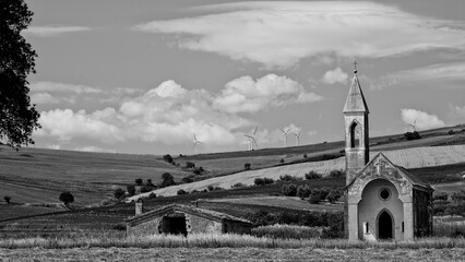 Italia in bianco e nero.Chiesa e borgo fantasma di Sanzanello. Puglia.Italia