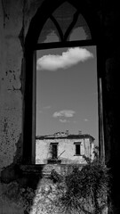 Italia in bianco e nero.Chiesa e borgo fantasma di Sanzanello. Puglia.Italia