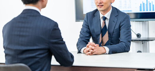 会議をする男性