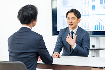 会議をする男性