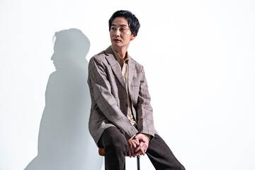 白背景でジャケットを着た男性