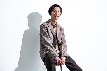 白背景でジャケットを着た男性