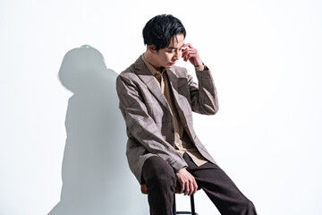 白背景でジャケットを着た男性