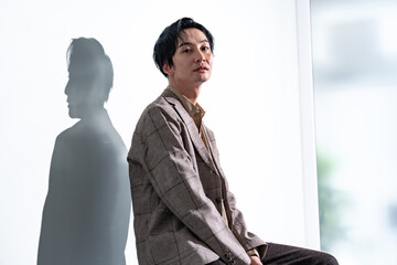 白背景でジャケットを着た男性