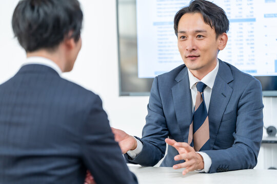 会議をする男性