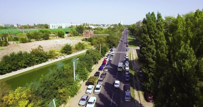 Shooting along the road Zoom in.