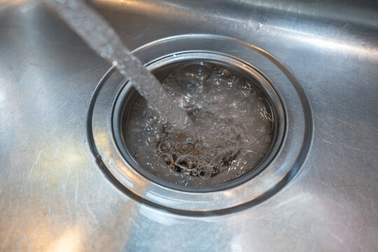 Wasser in den Ablauf Fliessen lassen