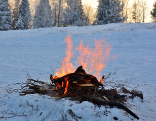 Ognisko na śniegu