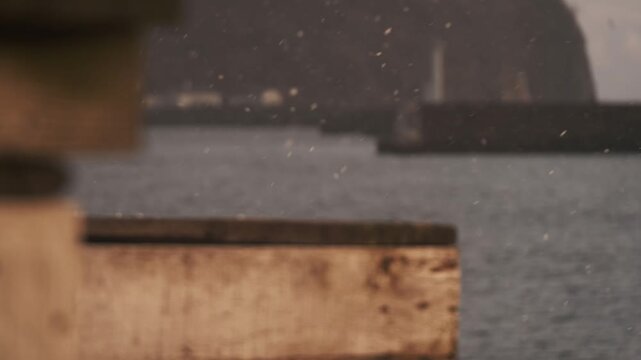 冬の海の海上デッキの風景