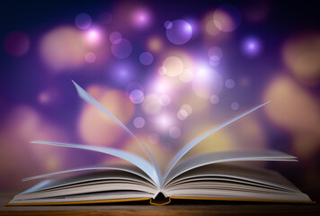 Ge&ouml;ffnetes Buch mit Glitzer Bokeh &uuml;ber den Buchseiten