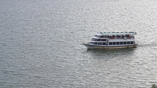 Marine Drive Kochi, promenade in Kochi, kochi port, Ernakulam kerala, Vasco da Gama Square, cochin port, passenger boat kochi, kerala tourism, kerala tourism spots, Laccadive Sea, Arabian Sea. ships.