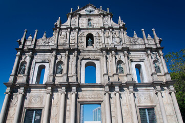 Fototapeta premium the ruins of st. Paul within the city of macau on a sunny day.