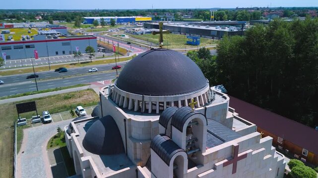 Film z drona przedstawiający kości&oacute;ł w Warszawie w jakości 4K przy 50 kl./s.