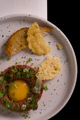 Tatar wołowy z grzanką i jajkiem © Fotosylwester