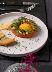 Tatar wołowy z grzanką i jajkiem © Fotosylwester