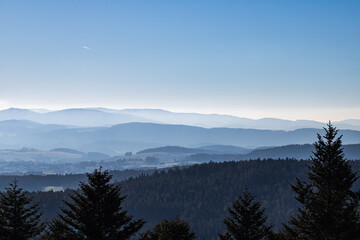 Obraz premium Weite Mittelgebirgslandschaft im Dunst