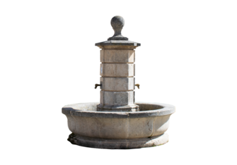 Fuente de agua potable de piedra antigua aislada 