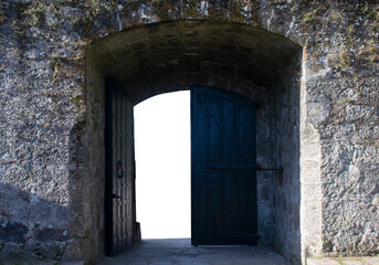 Arco de piedra antiguo con puerta de madera abierta 
