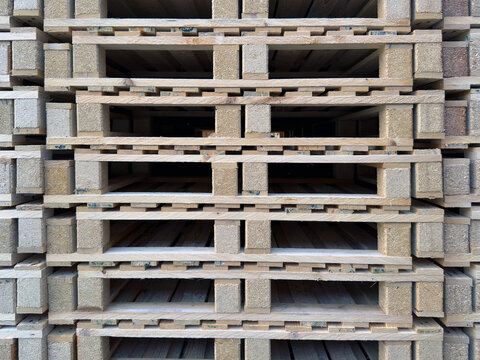 pila di bancali di legno