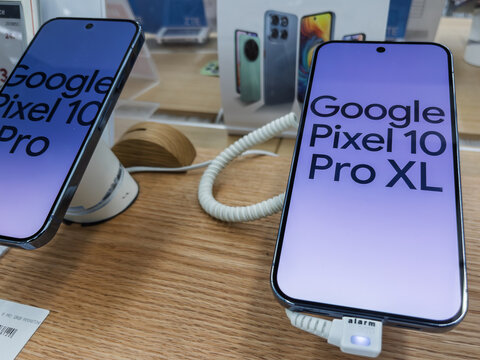 Google Pixel 10 Pro XL Display Smartphones in Retail Store