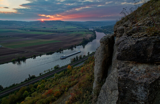 Blick vom Felsplateau des NSG Grainberg-Kalbenstein auf den Main und das Vorland des Spessart bei Karlstadt, Landkreis Main Spessart, Unterfranken, Bayern, Deutschland