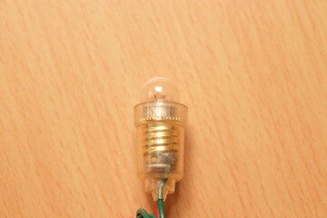 机の上に置かれた豆電球の写真