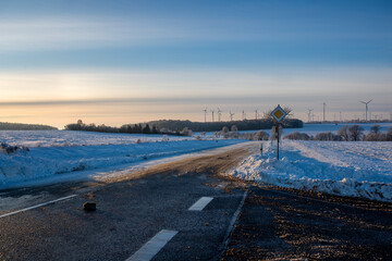 Eine Landstra&szlig;e mit Resten von Schnee im Winter