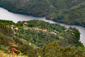 Vila pitoresca na floresta, nas margens de um rio sinuoso, tranquila e isolada.