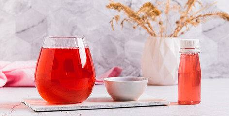 A drink for rapid  hydratation and replenishment of fluids and salts in a glass web banner