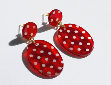 Conjunto de pendientes de resina con lunares rojos: joyas de moda flamencas, tradicionales de Andalucia, Espa&ntilde;a, para vestido tradicional de flamenco.