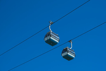 Obraz premium Cable car with blue sky in background