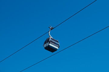 Obraz premium Cable car with blue sky in background