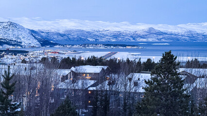 Blick auf Alta, Fjord und verschneite Berge