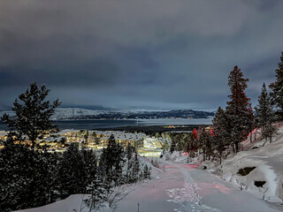 Blick auf Alta, Fjord und verschneite Berge